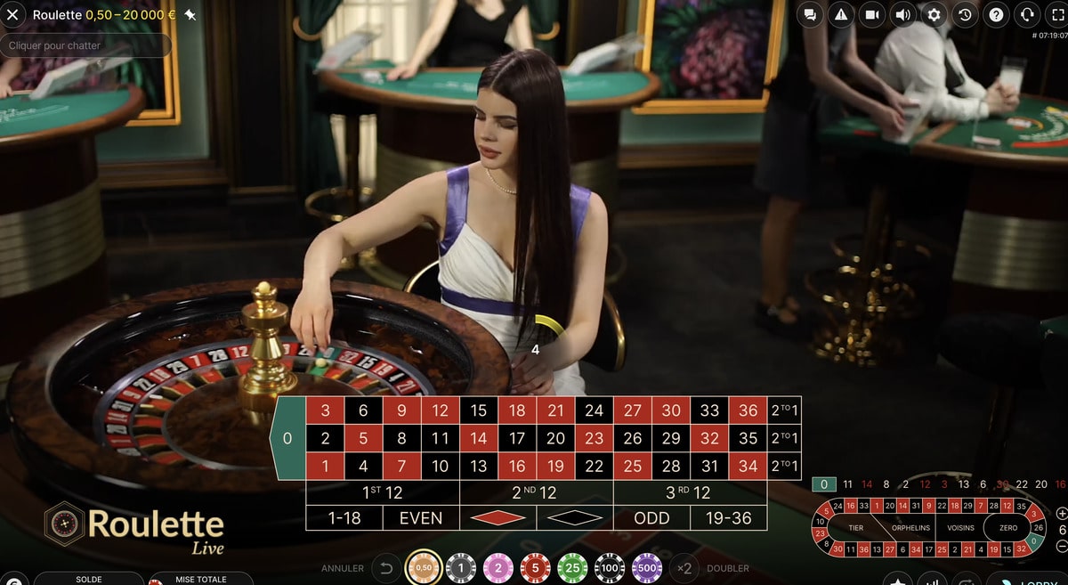 Croupière a une table de roulette en ligne